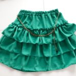 Spódnica mini z falbanką i łańcuszkiem Enfa zielona