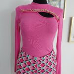 Bluzka prążkowana z łańcuszkiem Cadena różowa
