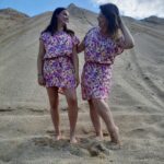 Letnia sukienka w kwiatki Nube fioletowa