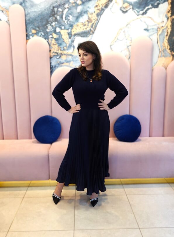 Plisowana elegancka sukienka z dzianinową górą granatowa