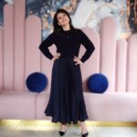 Plisowana elegancka sukienka z dzianinową górą granatowa