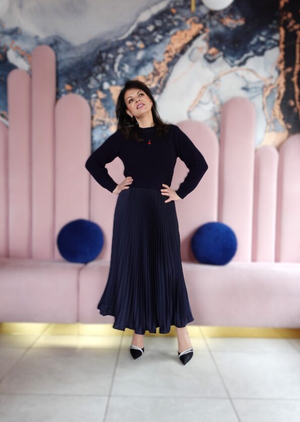 Plisowana elegancka sukienka z dzianinową górą granatowa