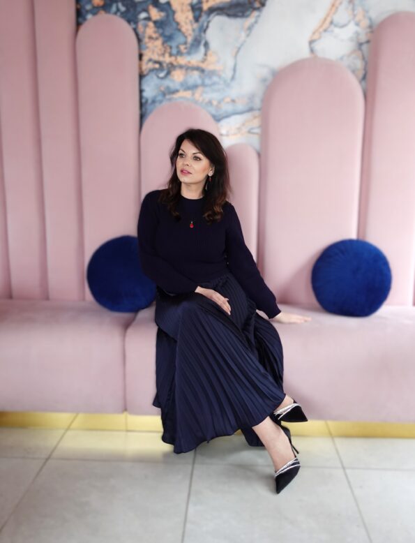 Plisowana elegancka sukienka z dzianinową górą granatowa