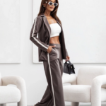 Elegancki dresowy garnitur damski z lampasami Mocha Mousse - czekoladowy Elegancki dresowy garnitur damski z lampasami Mocha Mousse - czekoladowy