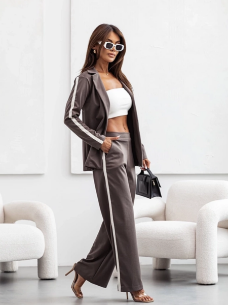 Elegancki dresowy garnitur damski z lampasami Mocha Mousse - czekoladowy