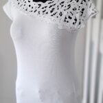 Bluzka bawełniana z koronkowym dekoltem biała uni Bluzka bawełniana z koronkowym dekoltem biała uni