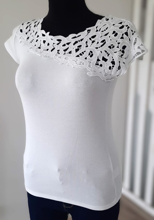 Bluzka bawełniana z koronkowym dekoltem biała uni Bluzka bawełniana z koronkowym dekoltem biała uni