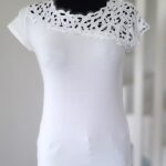 Bluzka bawełniana z koronkowym dekoltem biała uni Bluzka bawełniana z koronkowym dekoltem biała uni