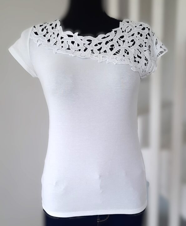 Bluzka bawełniana z koronkowym dekoltem biała uni Bluzka bawełniana z koronkowym dekoltem biała uni