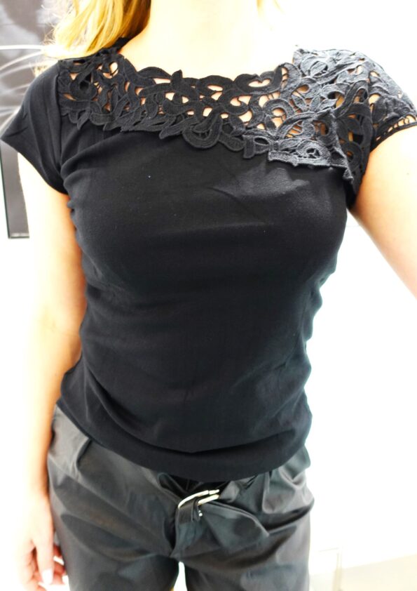 Bluzka bawełniana z koronkowym dekoltem czarna uni