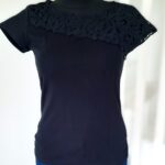 Bluzka bawełniana z koronkowym dekoltem czarna uni