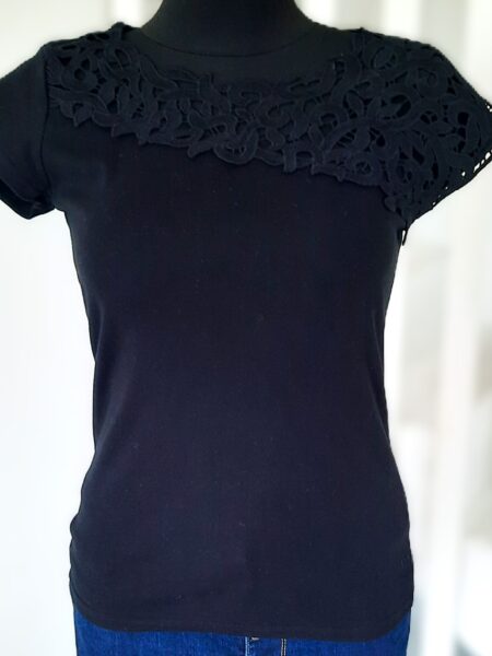 Bluzka bawełniana z koronkowym dekoltem czarna uni