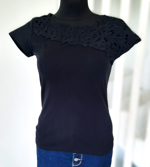 Bluzka bawełniana z koronkowym dekoltem czarna uni